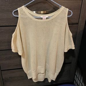 Cut-out shoulder, short -sleeve sweater